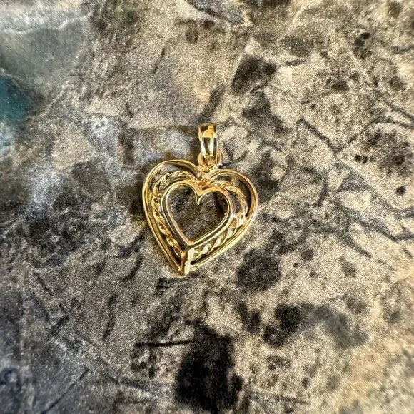 14K Yellow Gold Heart Pendant - Picture 1 of 4